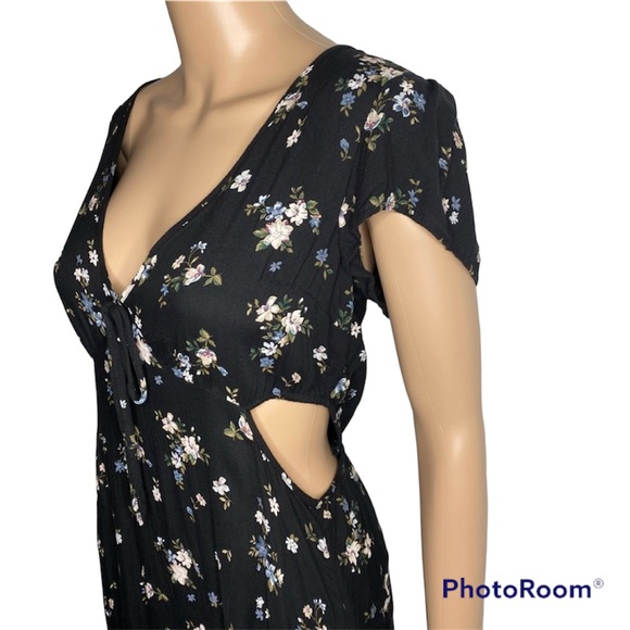 American Eagle Black Floral Cut Out V-Neck Short Sleeve Mini Sundress Dress - Picture 5 of 9